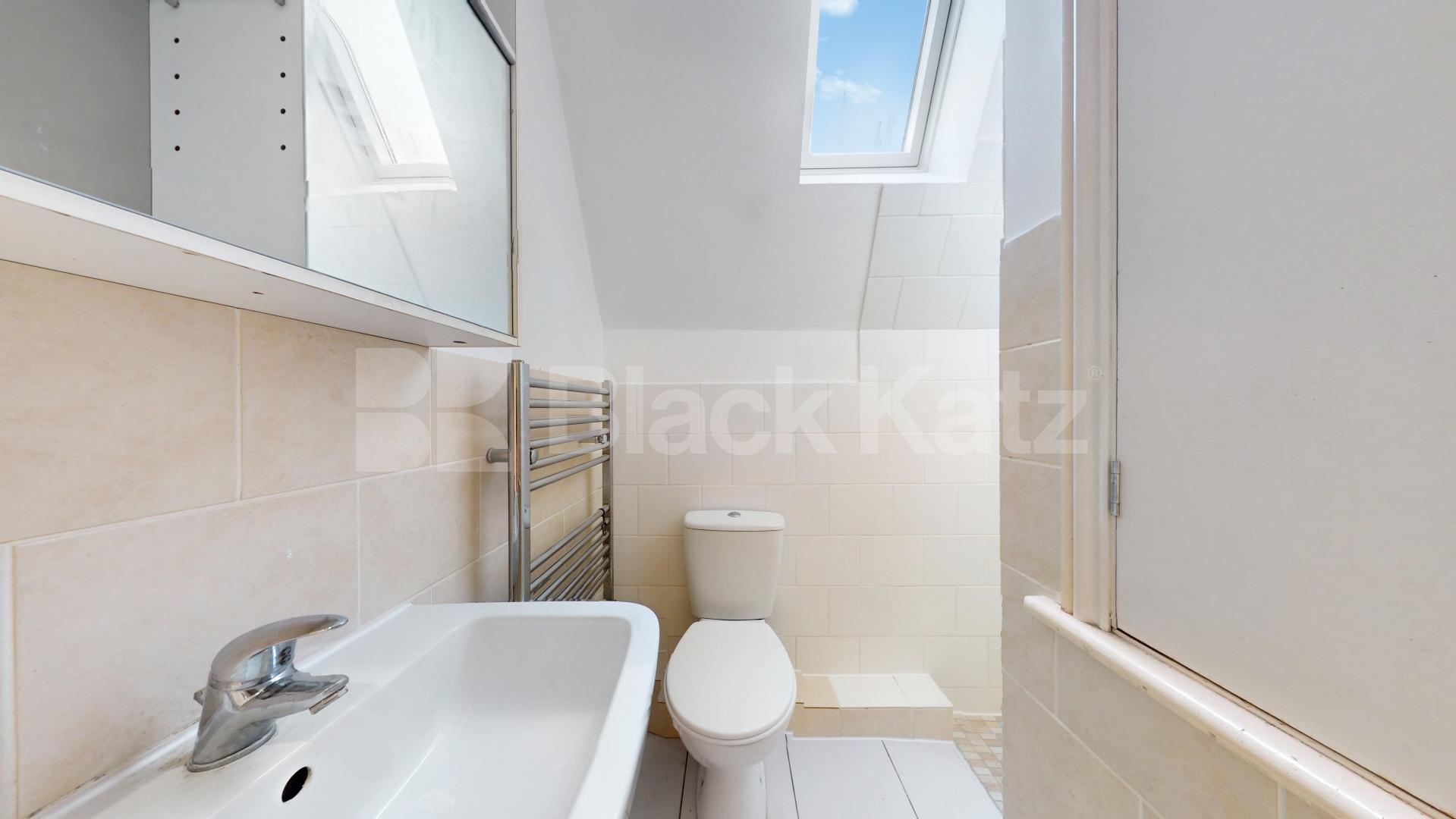 Modern & Spacious 1 bedroom property with communal Terrace Myddleton Road, Bounds Green